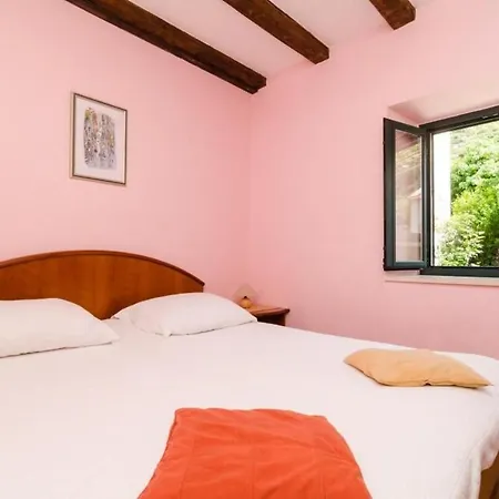 Holiday Bender- Three Bedroom Holiday With Terrace And Sea View