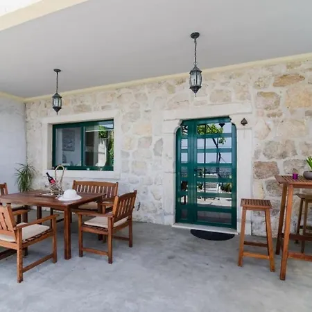 Holiday Bender- Three Bedroom Holiday With Terrace And Sea View *