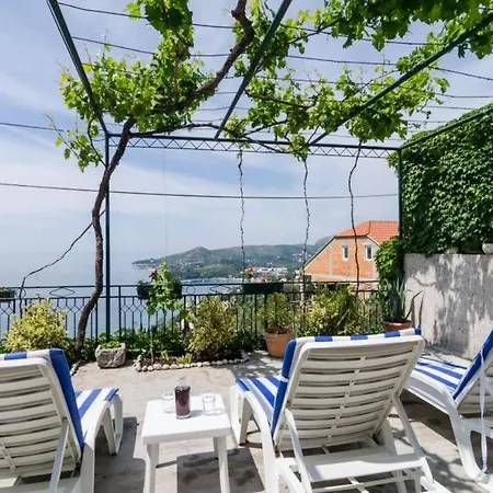 Holiday Bender- Three Bedroom Holiday With Terrace And Sea View