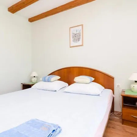 Holiday Bender- Three Bedroom Holiday With Terrace And Sea View *