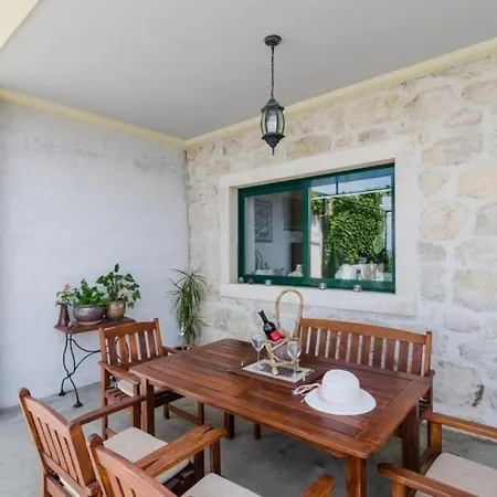 Holiday Bender- Three Bedroom Holiday With Terrace And Sea View